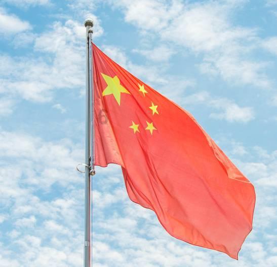 康熙来到孔子墓前,看见碑文迟迟不跪,大臣遮住一字,他立刻下跪