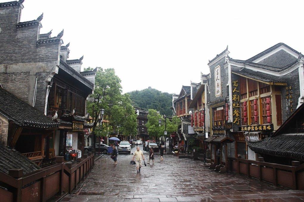 萨尔瓦多海滩聚集众多冲浪者 乘风破浪享受快乐