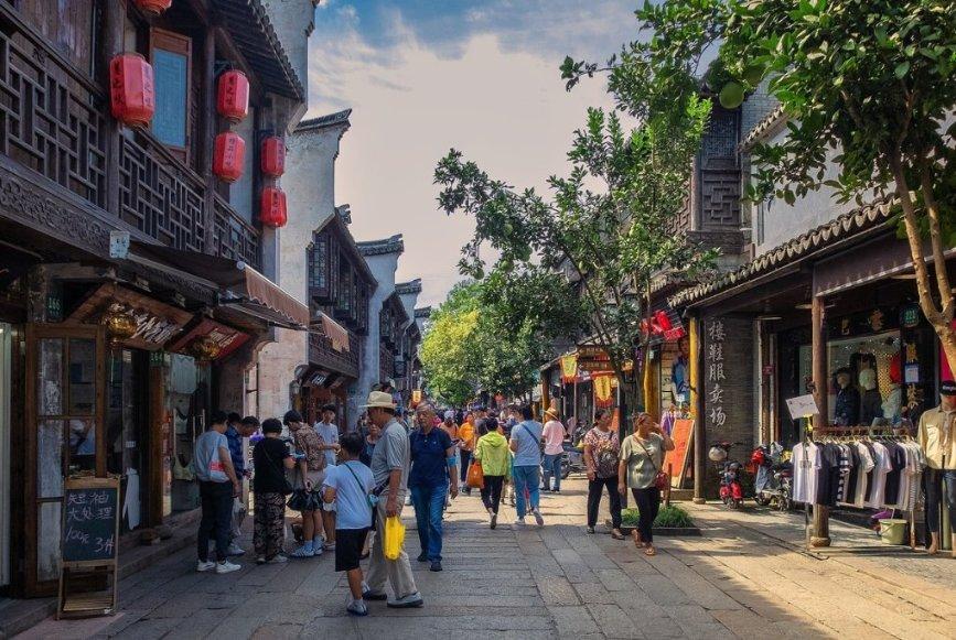 极限挑战尝试滑沙，大家结束时都把道具拿走了，而谁注意杨超越了？
